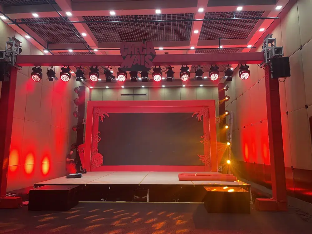 Palco com iluminação vermelha e painel de LED