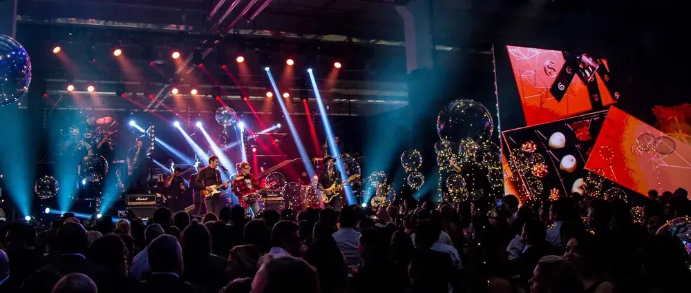 Festival com palco iluminado e grande público
