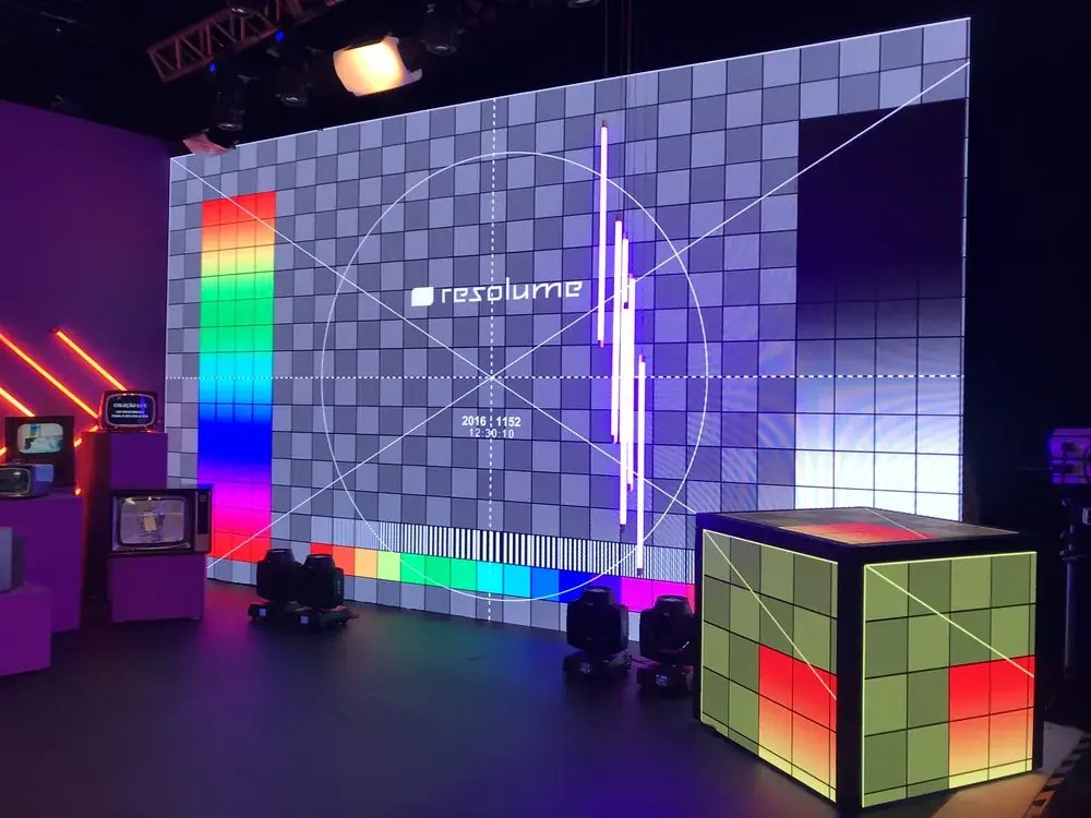 Painel de LED colorido em evento corporativo