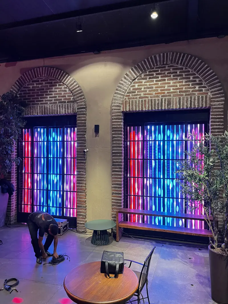 Parede de LED rosa com padrão geométrico