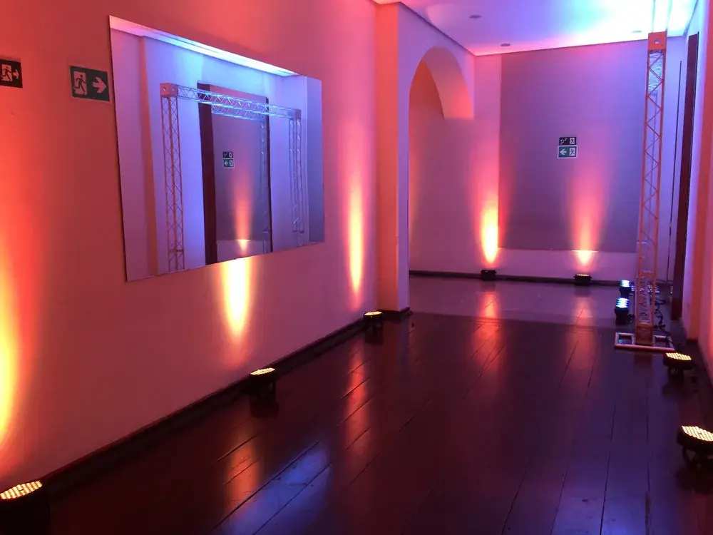 Salão decorado com iluminação rosa e azul