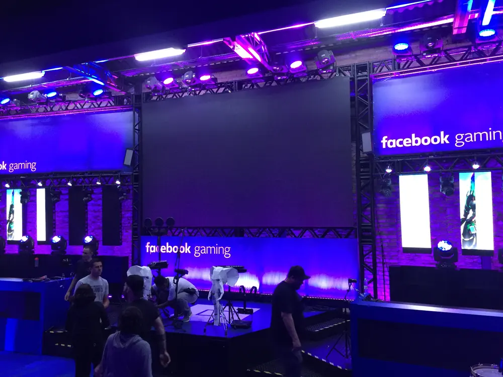 Palco com iluminação roxa em evento de tecnologia