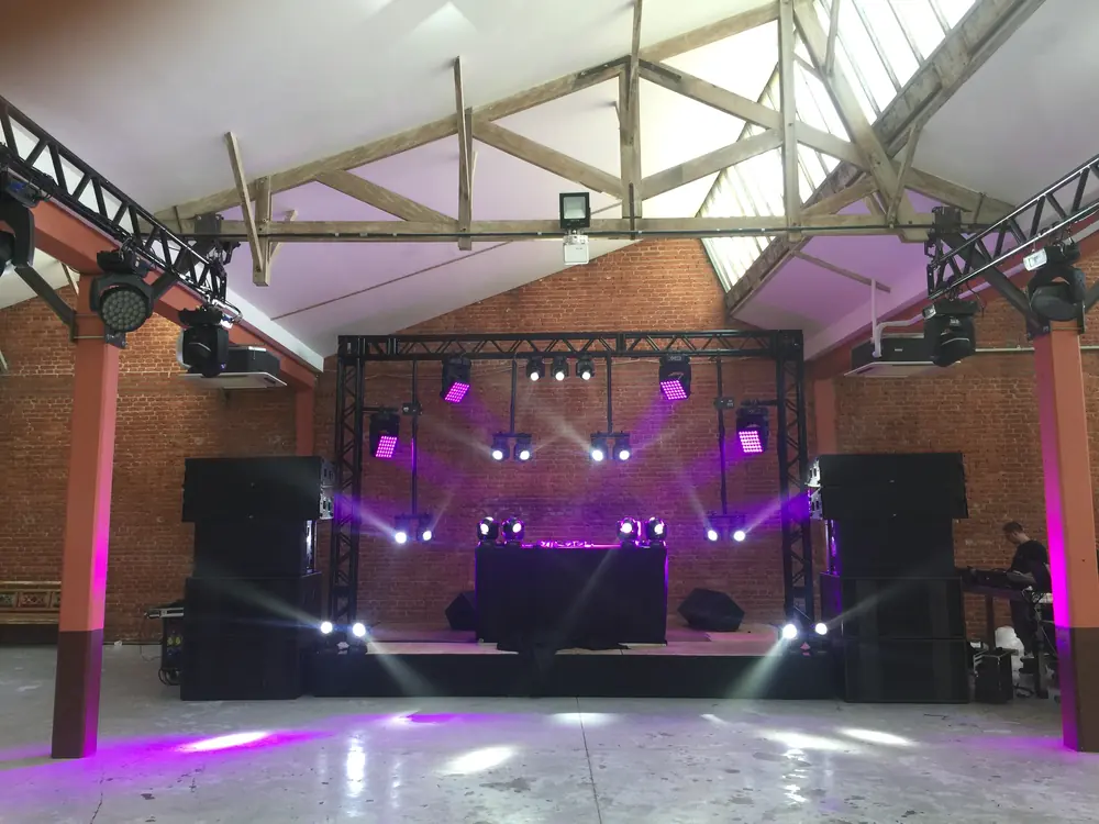 Pista de dança com iluminação roxa e rosa