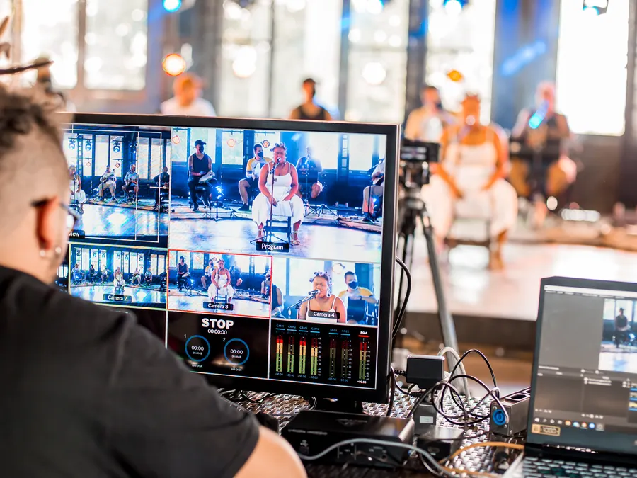 Central de transmissão com switcher de câmeras durante o evento