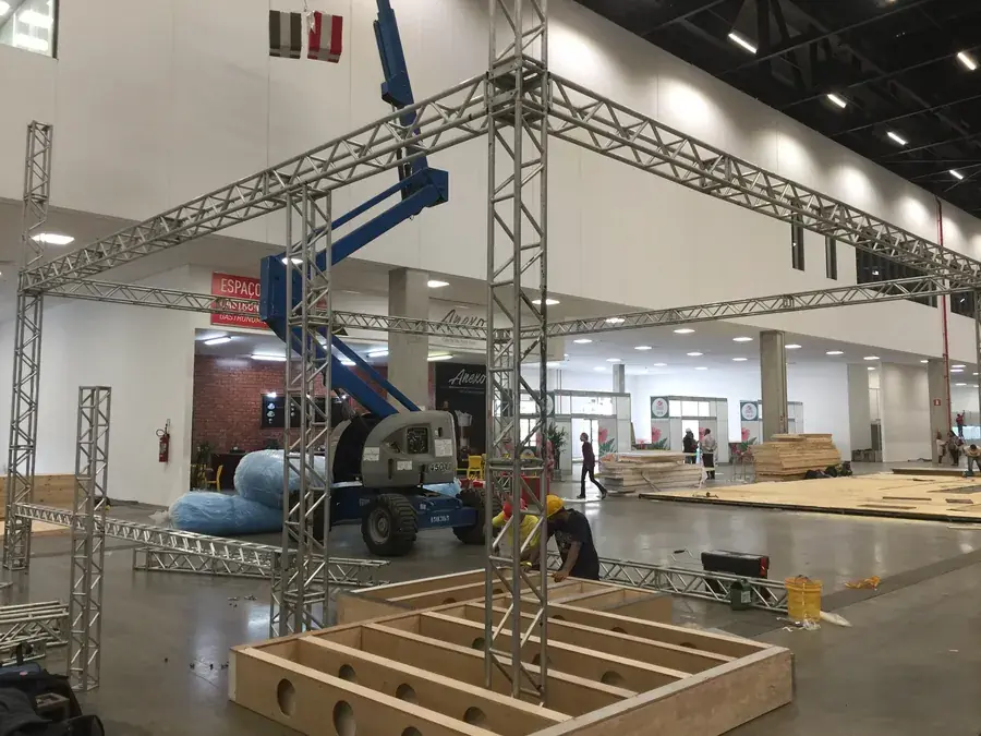 Estrutura em Box Truss sendo montada para evento