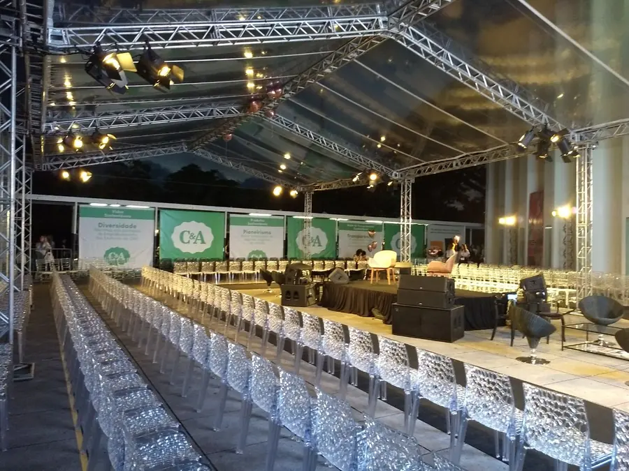 Palco coberto com estrutura translúcida para evento corporativo