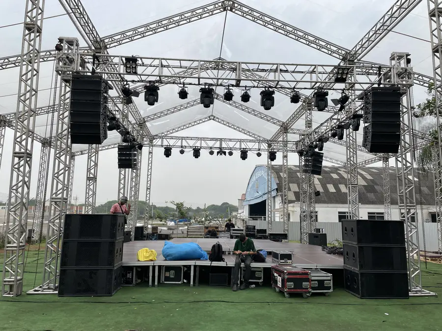Palco com estrutura de box truss e sistema de som line array