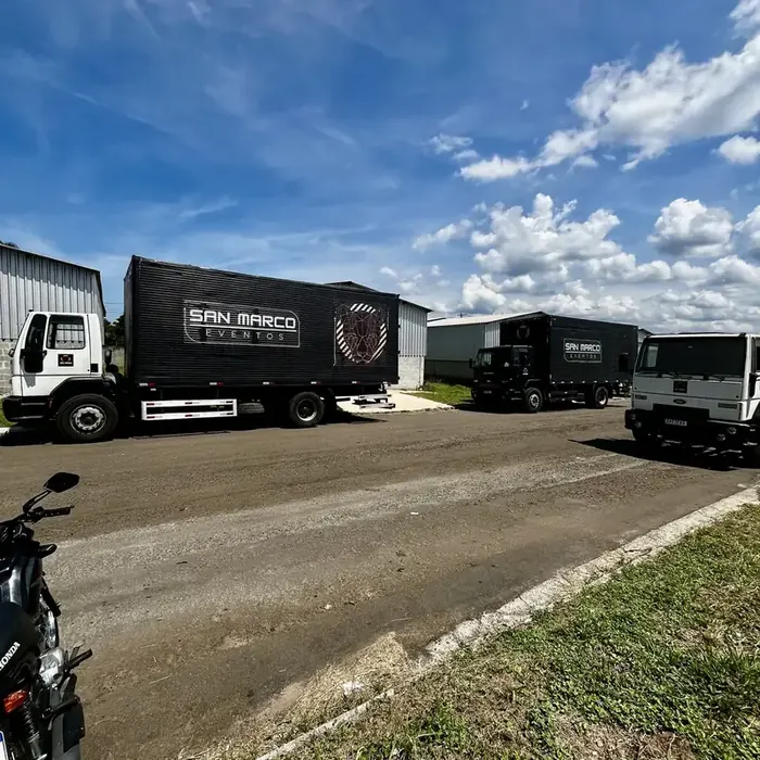 Caminhões da frota San Marco Eventos alinhados para transporte de estrutura de grande porte