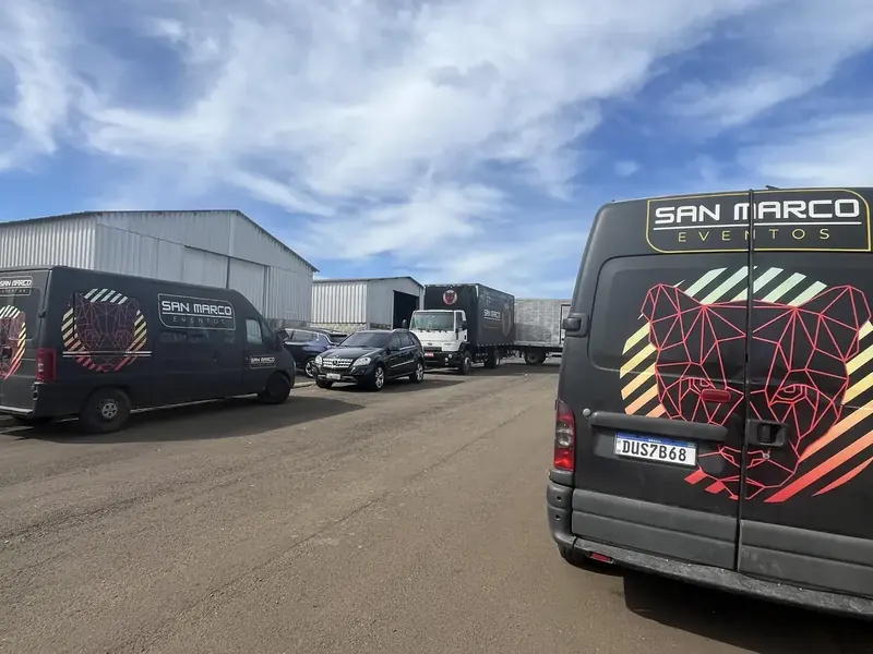 Frota de vans da San Marco Eventos preparada para transporte de estrutura técnica