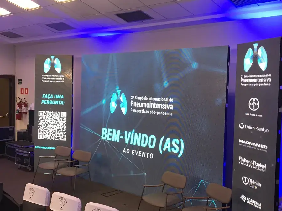 Congresso com telão de boas-vindas