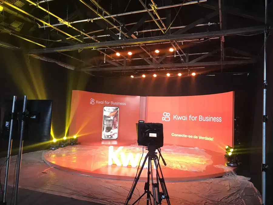 Evento corporativo com palco vermelho