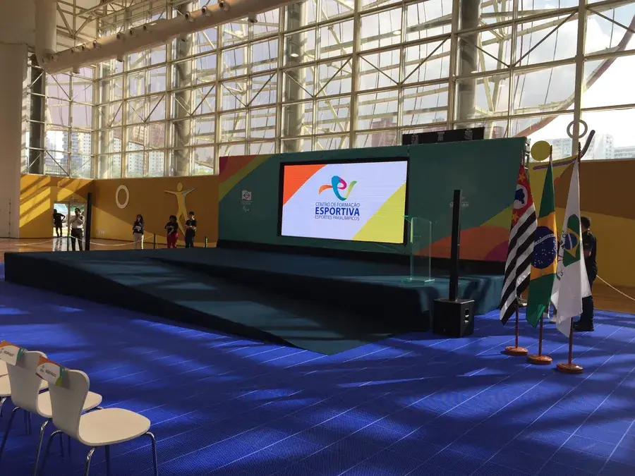 Estande de feira com painel de LED